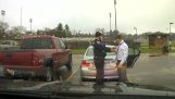 Αστυνομικός δένει τη γραβάτα ενός αυτοκινητιστή