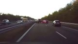 Tesla bil giver en ulykke og langsom