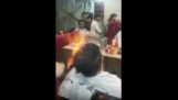 Парикмахер ставит пожар в волосах своего клиента