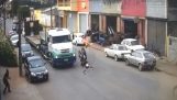 Motorcykel kollision med en pick-up truck