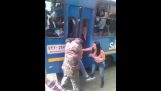 Κλέφτης παγιδεύεται στις πόρτες λεωφορείου