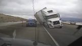 Camión, machacado patrulla debido a los fuertes vientos