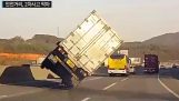 Conductor de camión realiza una acrobacia espectacular