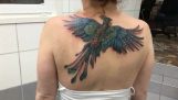 De tattoo met vliegende phoenix