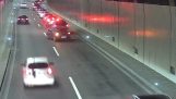Careless Fahrer verursacht Unfall im Tunnel