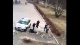 Frauen Polizisten in Schweden stoßen einen wütenden Flüchtling