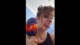 Папагалът имитира на стопанина си