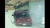 Φορτηγό κινείται με ένα αυτοκίνητο “κολλημένο” πάνω του