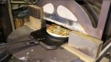 Ψήνοντας μια πίτσα σε φούρνο μεταλλουργείου