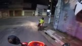 ตำรวจขับขี่รถจักรยานยนต์ไล่ล่าในบราซิล