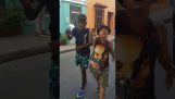 Zwei junge Rapper singen Freestyle-Straße