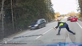 Policie pomocí pásu hřebíků zastavit vozidlo