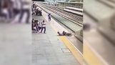 रेलवे स्टेशन कर्मचारी आत्महत्या से बचाता है