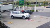Žena zabraňuje krádeži auta, skákání na Hood