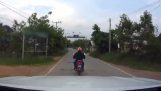 Απίστευτη σκηνή σε δρόμο της Ταϊλάνδης