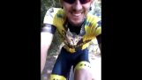 Biker pelastaa eksynyt kissanpentu