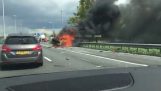 在公路上燃燒的汽車爆炸