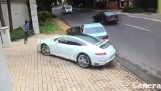 Kierowca Porsche zapobiega kradzieży swojego samochodu (N. Afryka)
