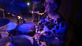 De verbazingwekkende drummer grootmoeder uit Cyprus
