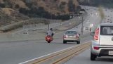 Καβγάς μεταξύ μοτοσικλετιστή και αυτοκινητιστή οδηγεί σε σοβαρό ατύχημα