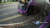 Ένας άνδρας μπαίνει σε παμπ, αφού χτυπήθηκε από διώροφο λεωφορείο