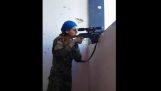 Γυναίκα ακροβολιστής γλιτώνει για εκατοστά από σφαίρα του ISIS