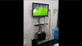 Oglądanie piłki nożnej w pracy…