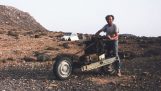 Μετέτρεψε το αυτοκίνητό του σε μοτοσικλέτα, όταν έμεινε από βλάβη στην έρημο