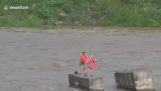 Drone ajudando a resgatar pessoas de inundação
