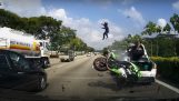 colisión violenta de la motocicleta con el coche