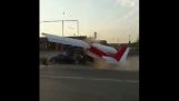 Vliegtuig botst met auto
