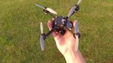 Erfahrene Bediener mit einer unglaublich schnellen Drohne