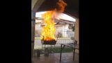 Den gale måten å slukke en brann i en grill