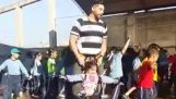 Δάσκαλος γυμναστικής βοηθά ένα ανάπηρο κοριτσάκι να χορέψει