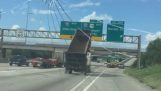 自卸车用在高速公路上的广告牌相撞