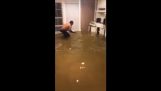 Fiske i en oversvømmet hus