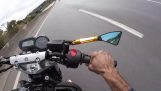 Motorradfahrer mit Flip-Flops und shorts, Er fällt mit seinem Fahrrad mit 185 km / h