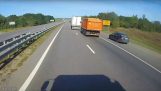 Kuljettaja yrittää ohittaa oikealta
