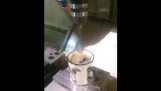 Πως ανακατεύει τον καφέ του ένας μηχανολόγος