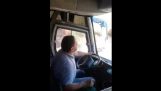 Uansvarlig buschauffør forlader hjulet og dans