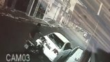 Motorcyclist goes to the head through the windshield, He gets up as if nothing had happened