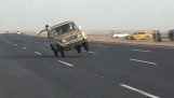 Galna stunts med en jeep i Saudiarabien