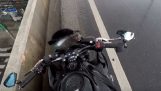 Motorcyklist sparer en killing