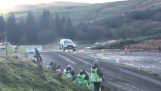 Wypadek po skoku w wyścigu Rally