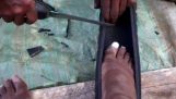 Πως φτιάχνονται τα αυτοσχέδια παπούτσια των Μασάι