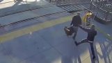 Good Samaritan scheelt een blind voor het voorbijgaan van een passerende trein