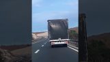Truck proti silnému větru