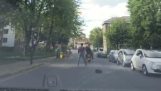 Courageous pedestrian attacking thieves