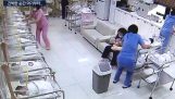 Enfermeiros em uma maternidade N. Coréia, durante o terremoto