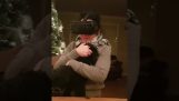 امرأة تعاني من VR مع كلب في يديها